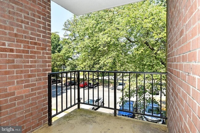 Building Photo - Commuter friendly location has easy access to I495 & Route 50. Metro bus stop in community.