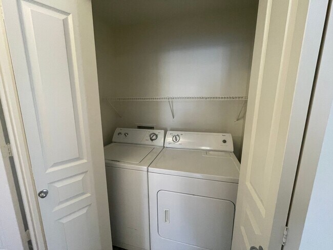 Building Photo - NEW CARPET AND PAINT, 2 bed/2 bath/ 1 CG/ Overlooking beautiful pool