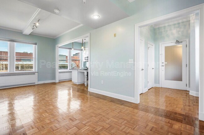 Building Photo - 212 E Clay St