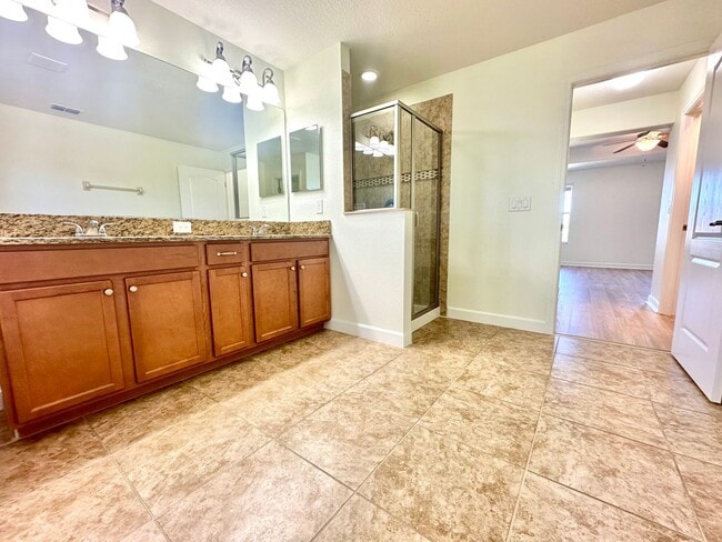 Building Photo - Upscale and modern 5bedroom/2.5bath home in Festival Community!