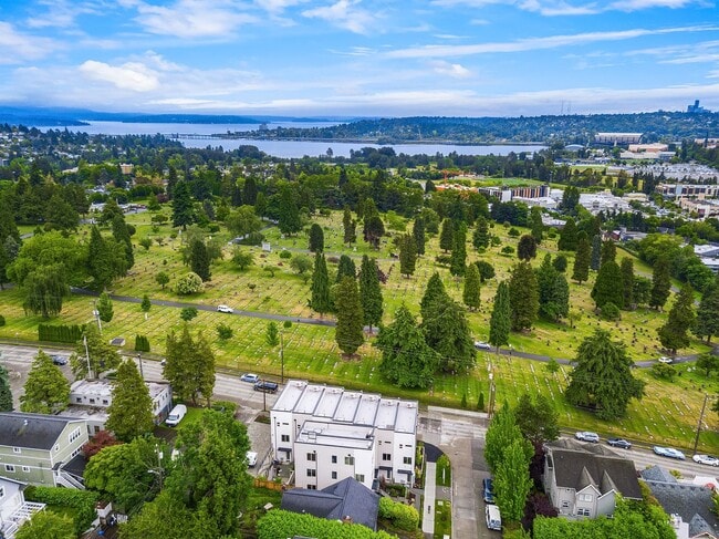 Building Photo - Bryant/Ravenna Townhouse