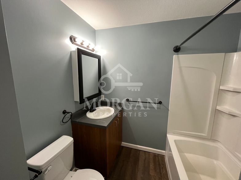 Building Photo - 307 S Main St