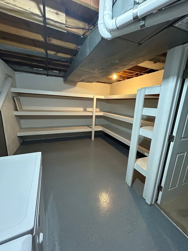 Building Photo - Modern Charm: 2 BR Home with Finished Basement, Pet Friendly, Assigned Parking, and Prime Location!