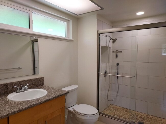 Building Photo - 3bd/2 bath washer/dryer hook ups/Large  pr...