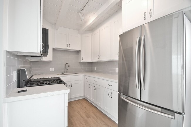 Building Photo - 221 39th St