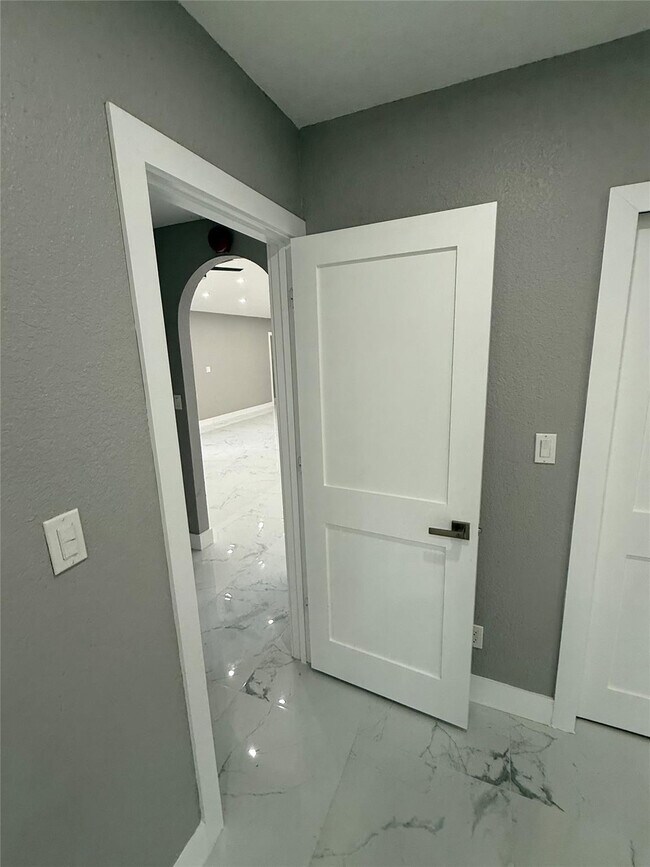 Building Photo - 603 N Sunset Ave