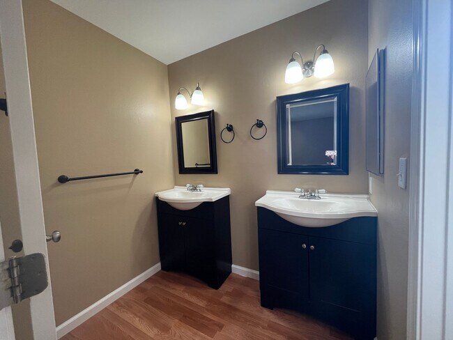 Building Photo - Charming house for rent in Encanto!