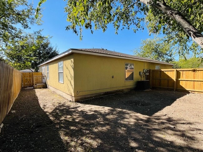 Building Photo - Cozy 2 bedroom 2bath Retreat near Randolph...