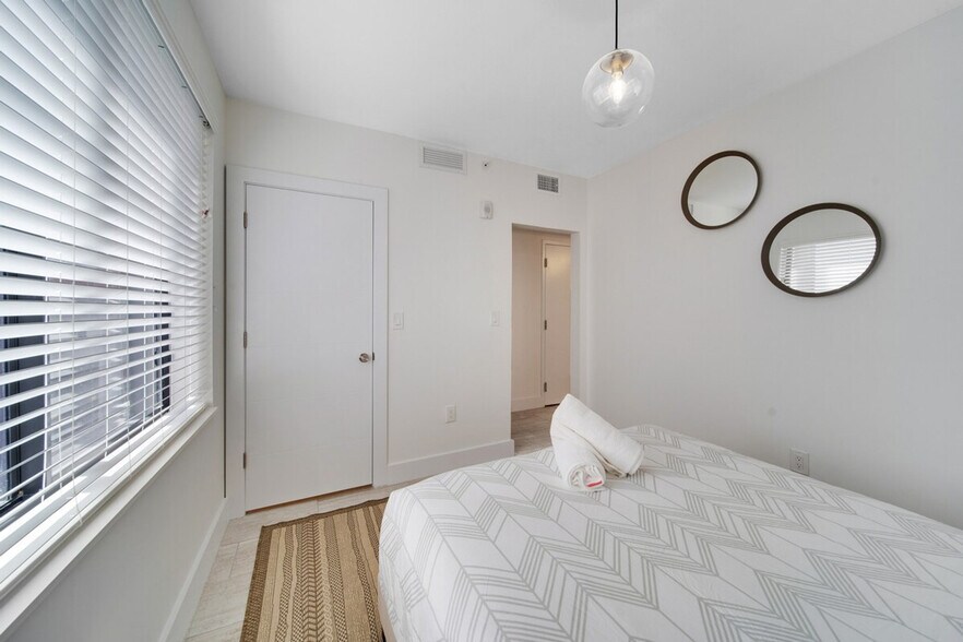 Building Photo - 1302 SW 22nd Ave