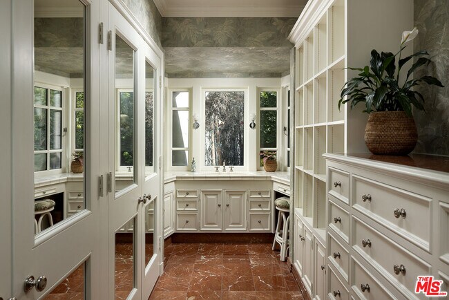 Building Photo - 10030 Toluca Lake Ave