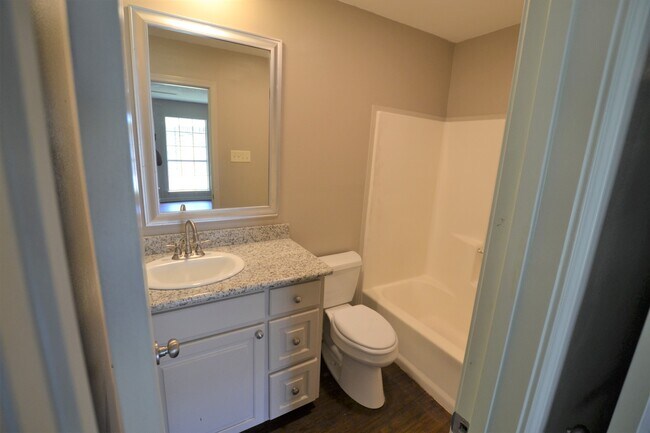 Building Photo - Charming 3 bedroom Duplex Conveniently Loc...