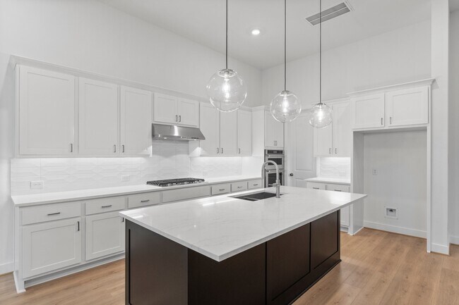 Building Photo - 26915 Longwood Ledge Ln