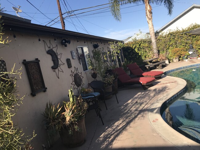 Back studio. - 3822 Berryman Ave
