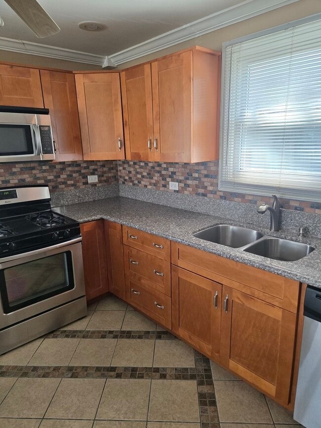 Building Photo - 253 Mantua St