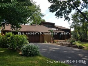 Building Photo - Exquisite 3-Level Split Home in Bloomington