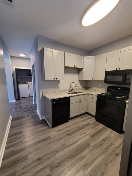 Building Photo - 423 Boulevard NE