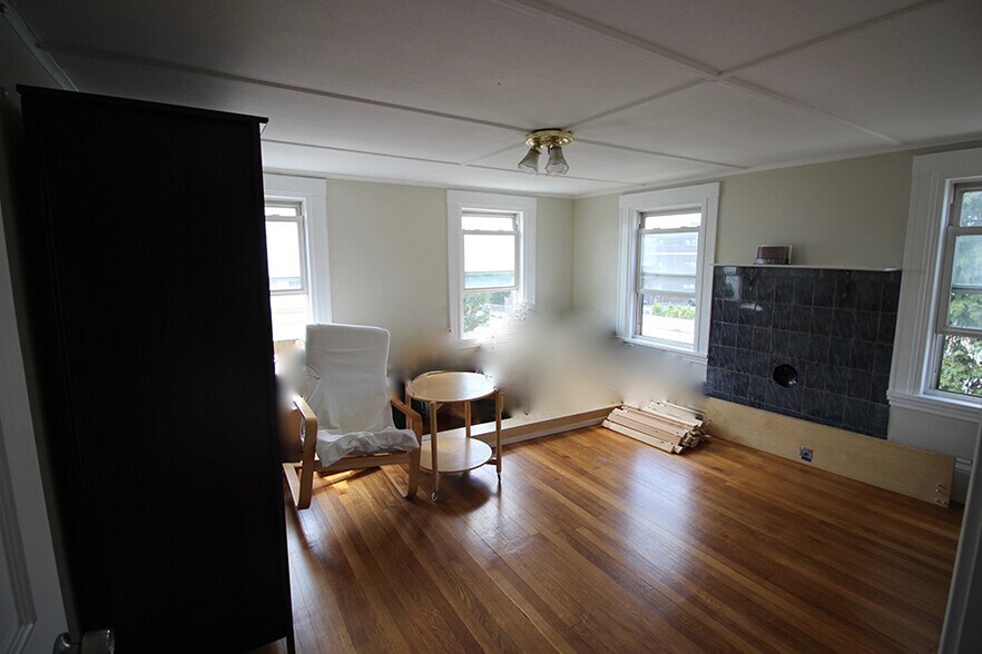 Building Photo - 276 Main St