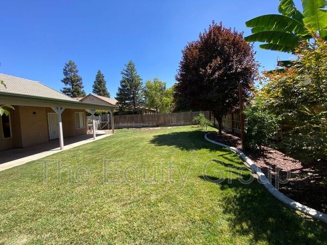 Building Photo - 2643 W Oakridge Ave