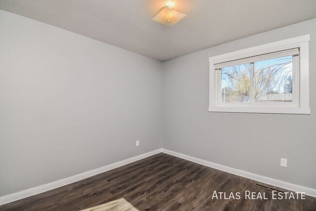 Building Photo - 4644 Scenic Cir