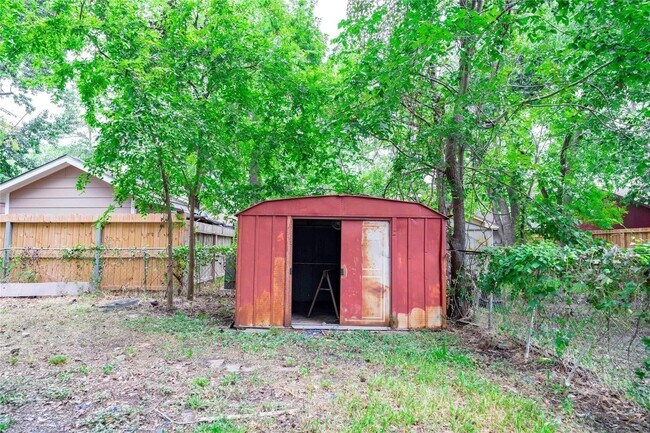 Building Photo - 9214 Woodland Oaks Dr