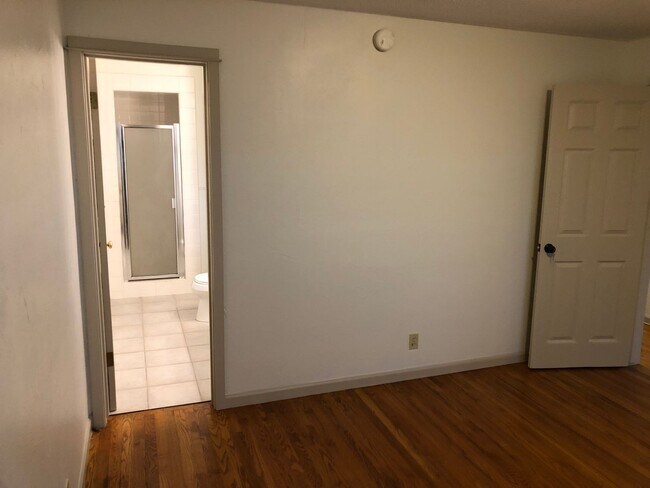 Building Photo - Updated 3 bedroom 3 bath house in Eugene!