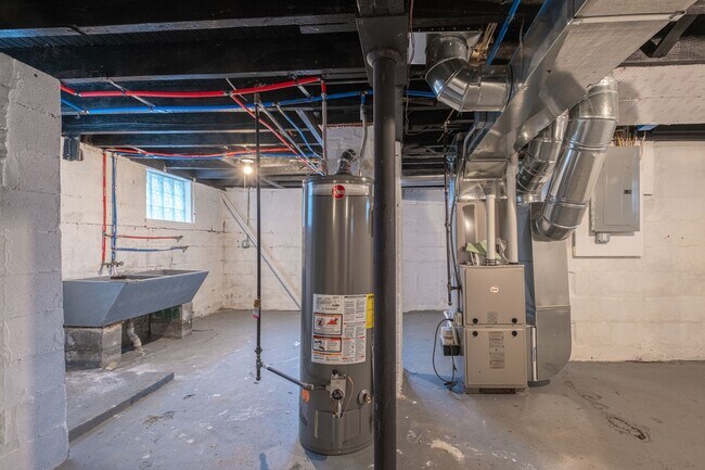 Building Photo - Fully renovated house located on Cleveland...