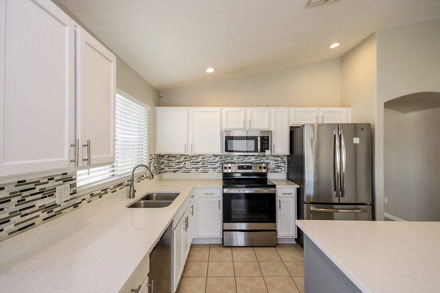 Building Photo - 15550 N Naegel Dr