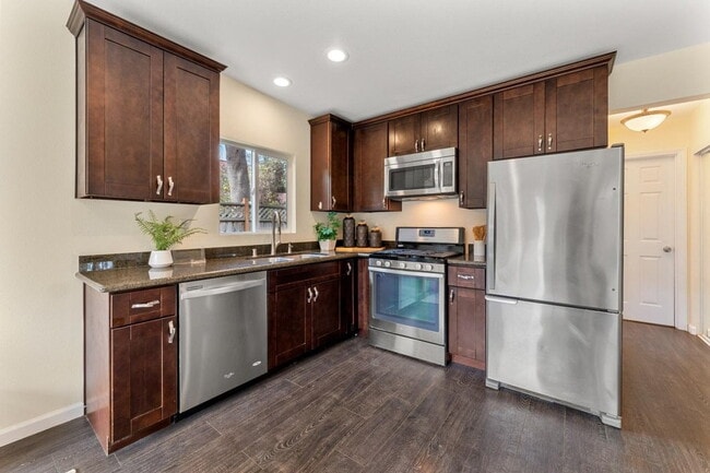 Building Photo - "Charming 1-Bedroom Retreat with Granite Touches and Pool Access in Berkeley"