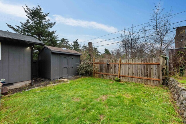 Building Photo - GORGEOUS 3 Bedroom (+BONUS ROOM!) 2 Bath Home with RV/Boat storage near beaches and shopping!