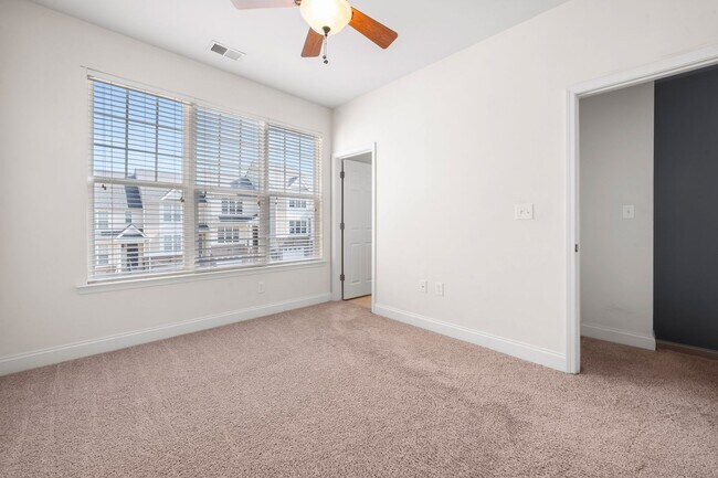 Building Photo - Fantastic Three Bedroom Townhouse in Charlotte