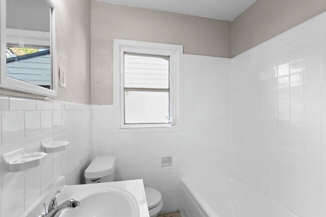 Building Photo - Spacious 3bdrm/1bath House $2295.00 ** Fen...