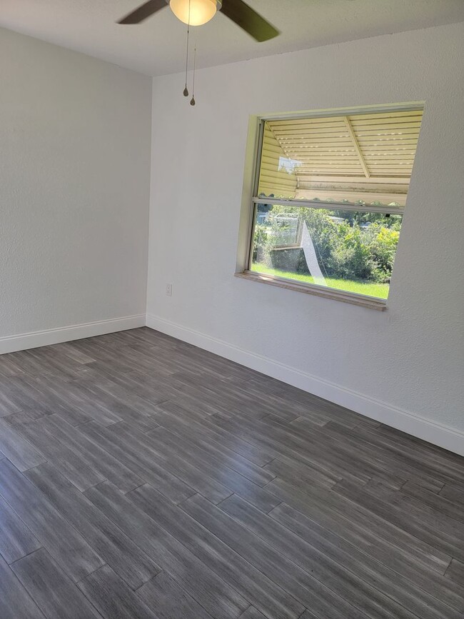 Building Photo - Gorgeous 3/2 in Beverly Hills