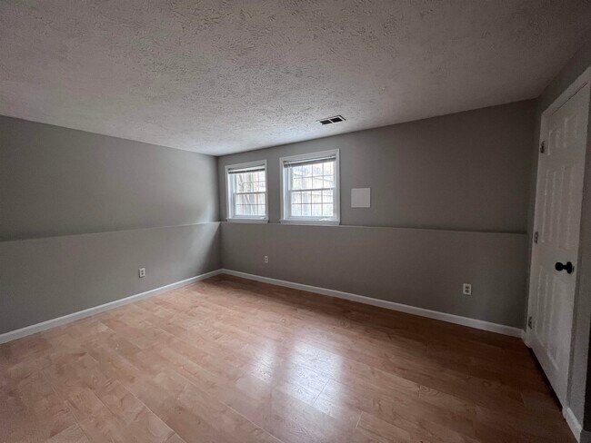 Building Photo - 83 Derryfield Ct