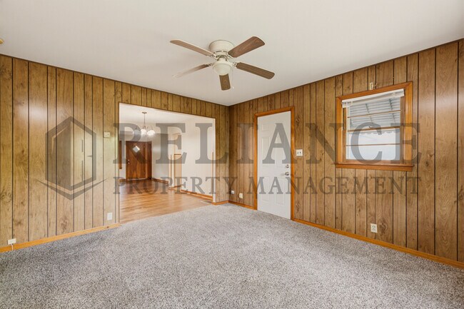 Building Photo - 1620 E Selma St