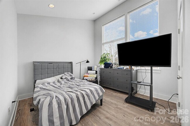 Building Photo - 840 E 18th St