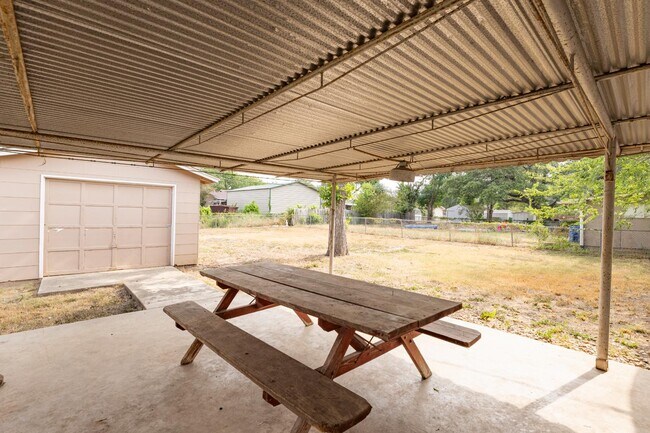 Building Photo - 875 Utopia Ln