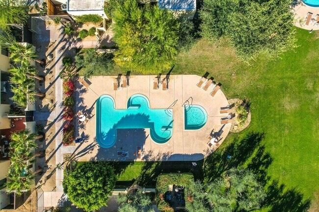 Building Photo - 1173 E Alejo Rd