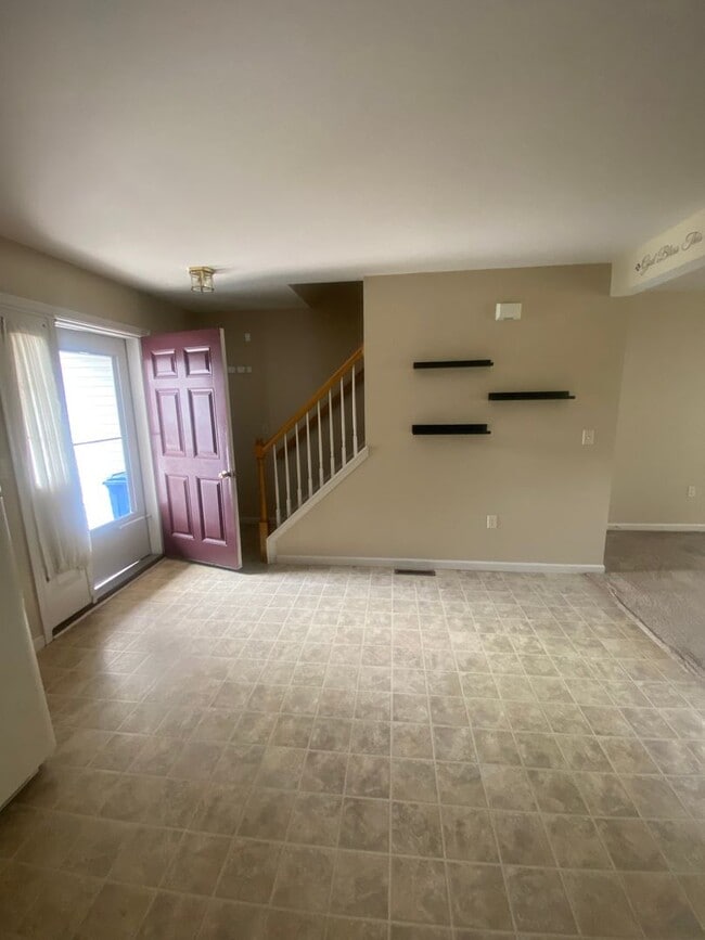 Building Photo - Three Bedroom Townhouse