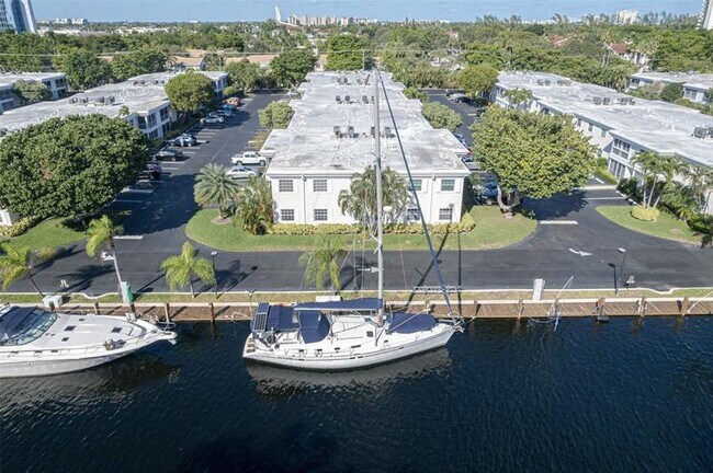 Building Photo - 6449 Bay Club Dr