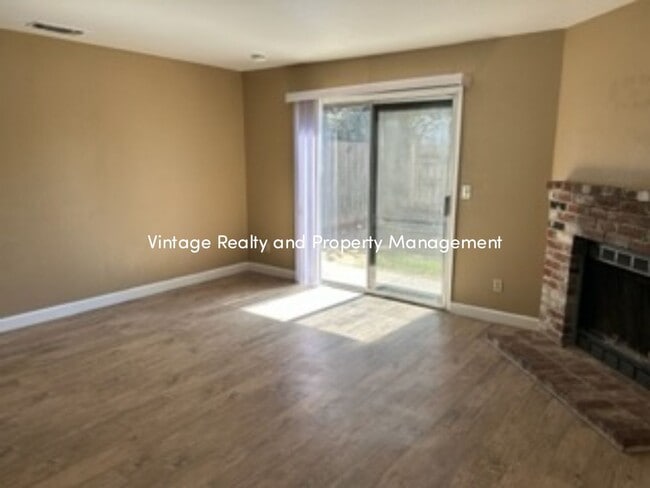 Building Photo - Available Now! Recently Updated 3 Bedroom ...