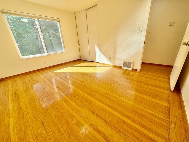 Building Photo - Updated Upstairs 3Bed/2Ba Home in Daly City with Views!
