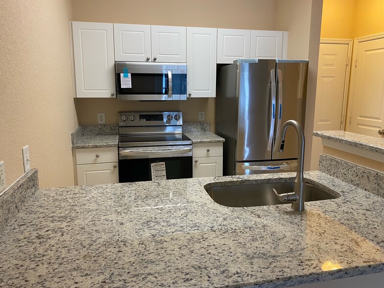 Kitchen - 9314 Crescent Loop Cir