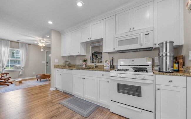 Building Photo - 2408 Sunset Dr