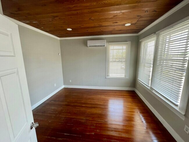 Building Photo - 2115 Broadway Avenue J