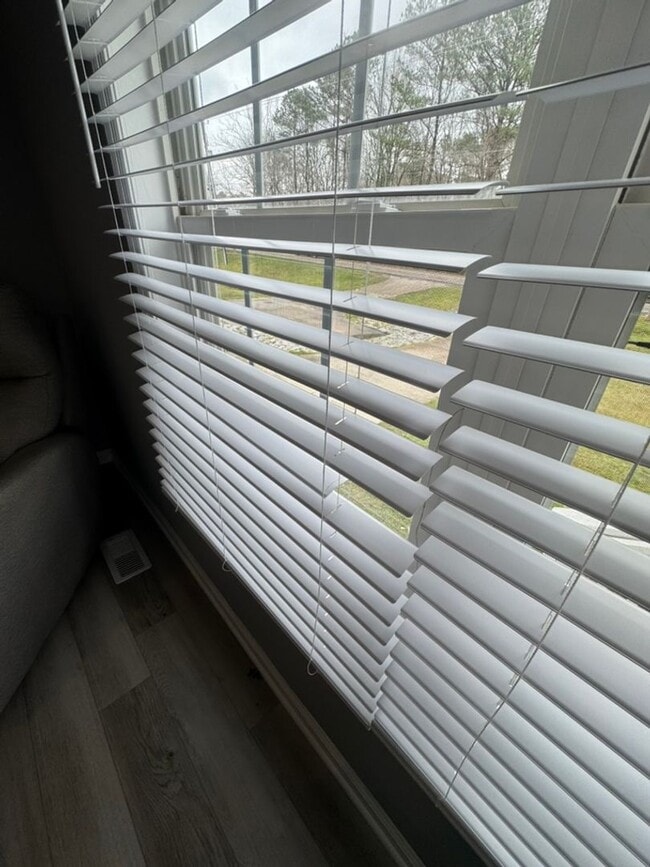 Building Photo - Graham Ave Duplex