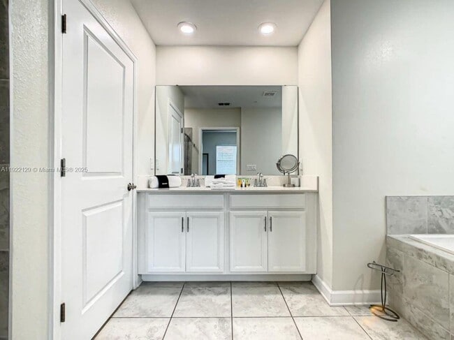 Building Photo - 653 Ocean Course Ave