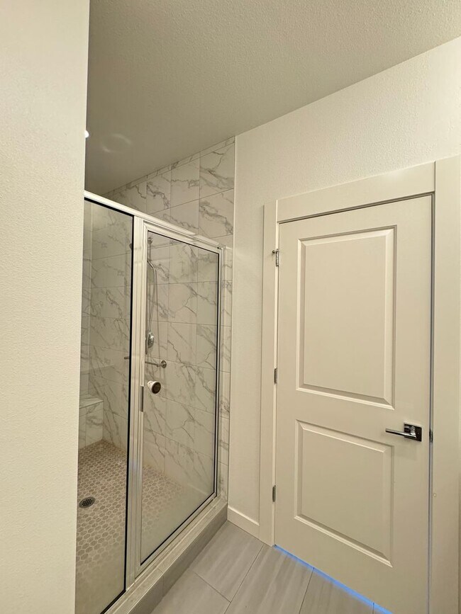 Building Photo - Luxury townhouse for rent