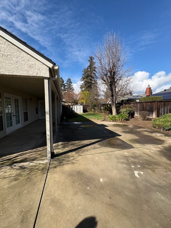 Building Photo - 697 Cromwell Ave