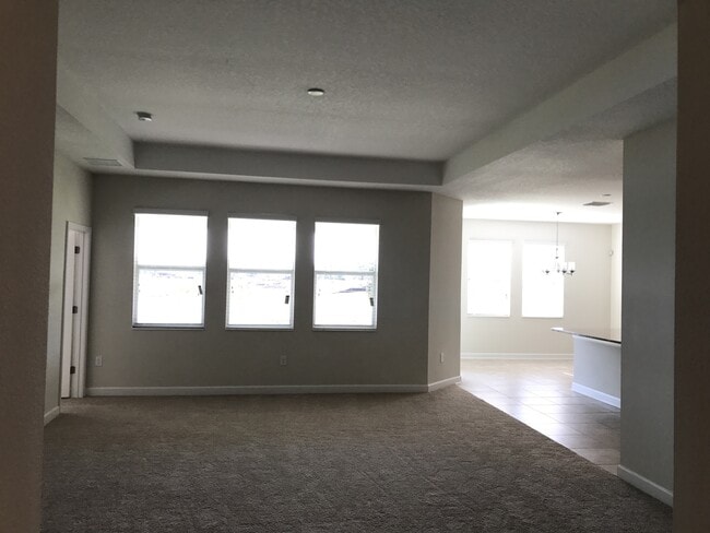 Building Photo - Large 4/3 Lake Front Executive Home with 3...