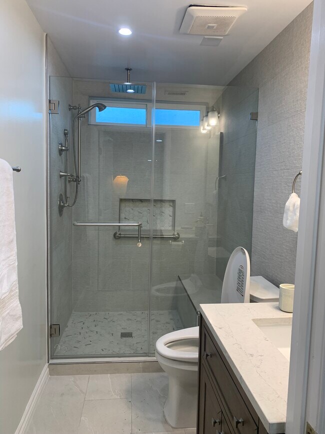 Building Photo - 145 S La Peer Dr